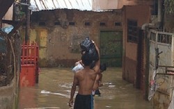 Cerita Warga Kampung Melayu Puasa di Tengah Banjir