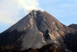 Hembuskan Asap Tebal, Status Merapi Tetap Normal