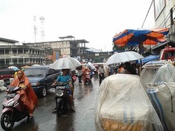 Satpol PP Diturunkan di Tanah Abang, PKL Tetap Gelar Lapak