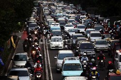  Hujan Deras, Tol Cibubur Arah Pasar Rebo dan Cawang Macet Parah
