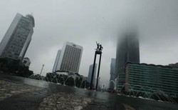 Saat Kabut Telan Gedung Pencakar Langit Jakarta