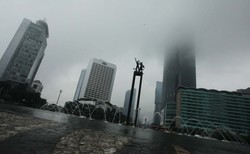Ini Penampakan Kabut Menelan Gedung Pencakar Langit di Jakarta