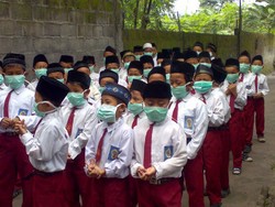 Meski Dilanda Hujan Abu, Pelajar SD di Kaliurang Tetap Sekolah