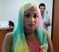 Berkerudung Pelangi, Sefty Ajak Fathanah Berbuka Puasa