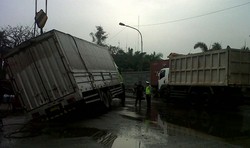 Ada Truk Masuk Selokan, Jl RE Martadinata Tanjung Priok Macet Parah