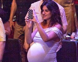 Hamil Besar, Penelope Cruz Tetap Semangat Nonton Konser