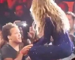 Beyonce Bikin Fansnya Pingsan Gara-gara Beri Pelukan