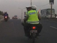 Helmnya Dipakai Dong Pak Polisi...