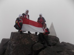 Kisah Pendaki Wanita Indonesia Pertama di Atap Tertinggi Indochina