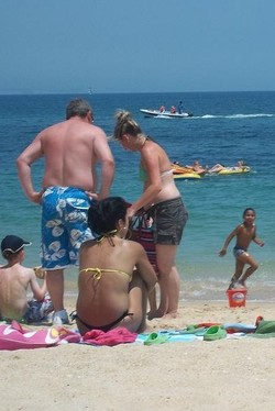 Dilarang Pipis di Laut & 5 Peraturan Aneh di Dunia