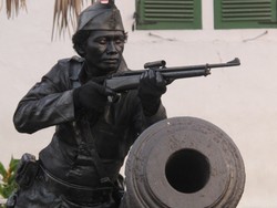 Ngabuburit Bareng Manusia Batu & Mobil Antik di Kota Tua