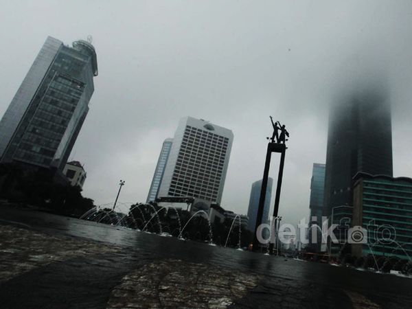 Kabut Hujan Telan Puncak Gedung Sudirman-Thamrin