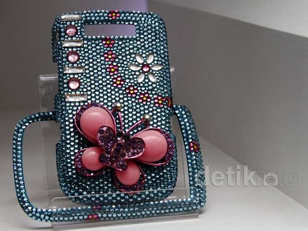 Kerajinan Unik Berbahan Swarovski Kerajinan Unik Berbahan Swarovski