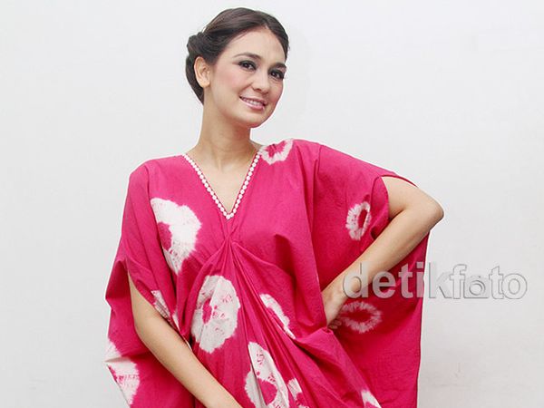 Kaftan Unik Luna Maya