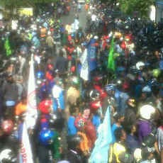 Buruh Tuntut Gaji 4 Bulan, Jalur Pasuruan-Malang Lumpuh 