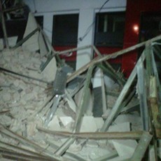 Atap Teras Alfamart dan Bank Jatim Runtuh, 3 Orang Luka 