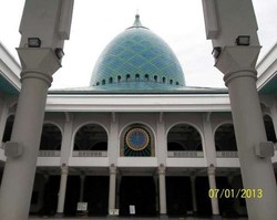 Masjid Al Akbar Surabaya, Berkubah Setengah Bujur Telur nan Megah