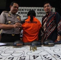 Preman Berpistol Ditangkap Saat Main Judi Koprok di Warung Kopi