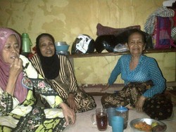 Di Tengah Banjir, Ubi dan Teh Manis Menjadi Menu Pembuka Puasa Para Nenek