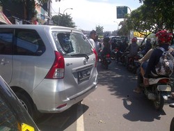 Penertiban Pasar Gembrong Rusuh, PKL Lempari Satpol PP Dengan Batu