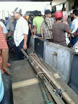 Melawan Lagi, PKL Tanah Abang Buka Lapak di Pembatas Jalan 