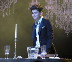 Zayn Malik Menjadi Wanita di Video Musik Terbaru One Direction