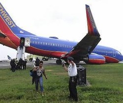 Tanpa Roda Depan, Boeing 737-700 Mendarat di New York, 8 Orang Luka