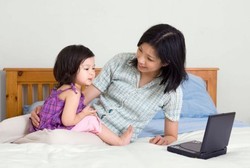 Jika Kedua Orang Tua Bekerja, Bagaimana Pengasuhan Anak yang Baik?