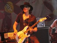 Steve Vai Sukses Hipnotis Jakarta dengan Gitarnya