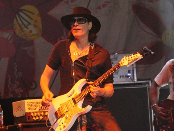 Steve Vai Sukses Hipnotis Jakarta dengan Gitarnya