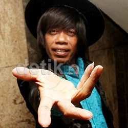 Ditanya Bukti Nikahi Pramugari Cantik, Pak Tarno Berlalu