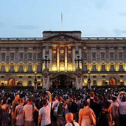 Warga Inggris Pesta Meriah di Istana Buckingham