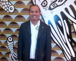 Scarf Louis Vuitton Karya Eko Nugroho Rilis di Indonesia