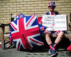 Foto: Deretan Warga Inggris Berkostum Unik Rayakan Kelahiran Royal Baby