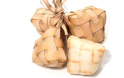 Asal Telaten, Tak Sulit Bikin Ketupat yang Legit, Padat dan Lembut