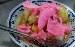 Nyam! Lamaknyo Katupe Padang Plus Krupuk Merah Renyah