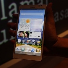 Ponsel Raksasa Huawei Ascend Mate Dihargai Rp 4 Juta