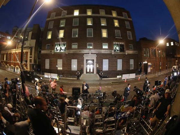 Antusiasme Warga Inggris di Rumah Sakit St Mary