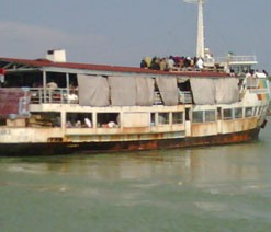 Cuaca Buruk Hentikan Perjalanan Kapal Tujuan Pulau Kangean