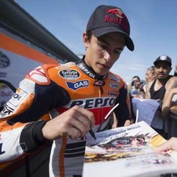 Sanjungan Rossi Bikin Marquez Terkesan 