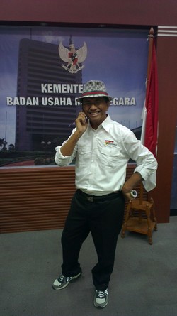 Dahlan Iskan Tunggu Kedatangan Pesawat Terakhir di Bandara Polonia