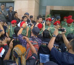 Serda Ucok Cs Dikalungi Bunga Melati oleh 12 Gadis Berpenampilan Seksi