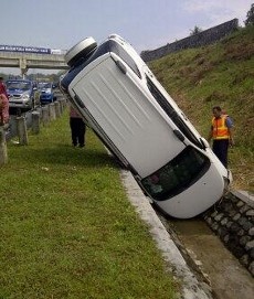 Ban Selip, Mobil Terios Terperosok dan Nungging di Pinggir Tol Semarang