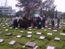  Siswi Korban Metro Mini Ugal-ugalan Dimakamkan di TPU Kemiri