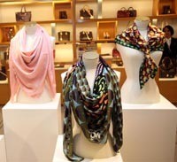 Scarf Louis Vuitton ala Eko Nugroho Dibanderol Rp 9,8 Juta
