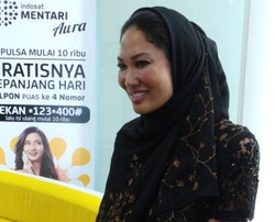 Foto: Kimora Lee Simmons Cantik Berkerudung Saat ke Jakarta