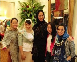 Datang ke Jakarta, Kimora Lee Simmons Tampil Berkerudung