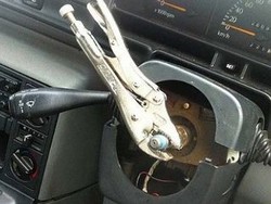 Pria Ini Nekat Nyetir Mobil Pakai Tang