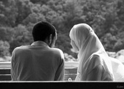 Batalkah Puasa Sepasang Pria dan Wanita yang Saling Berpandangan? 