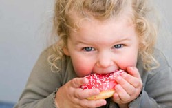 Makanan Manis Memicu Anak Jadi Hiperaktif?